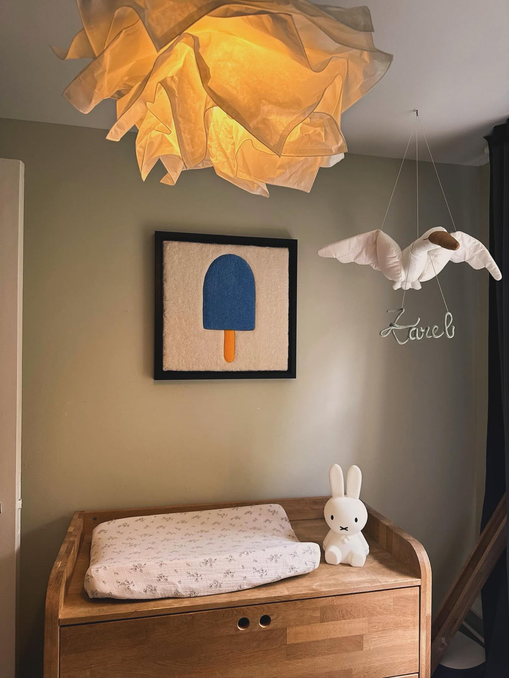 Hand-tufted wall art. Ice cream blue in wooden frame. 50x50 cm.