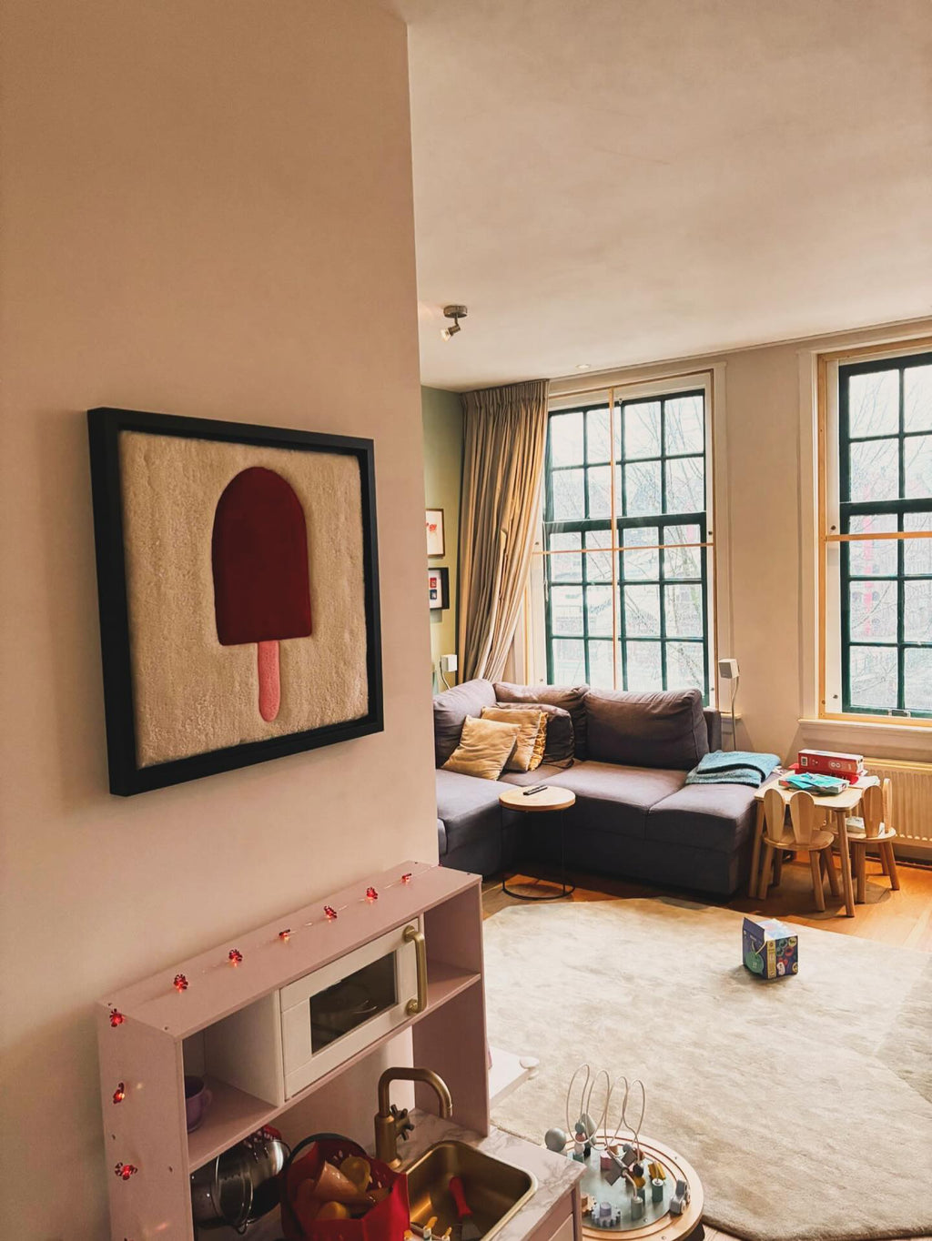 Hand-tufted wall art. Ice cream red in wooden frame. 50x50 cm.