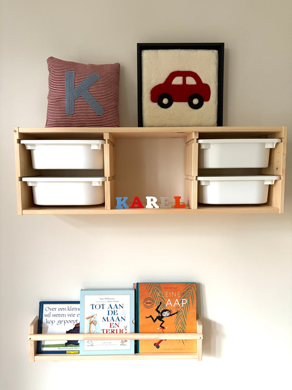 Hand-tufted wall art. Car red in wooden frame. 30x30 cm.
