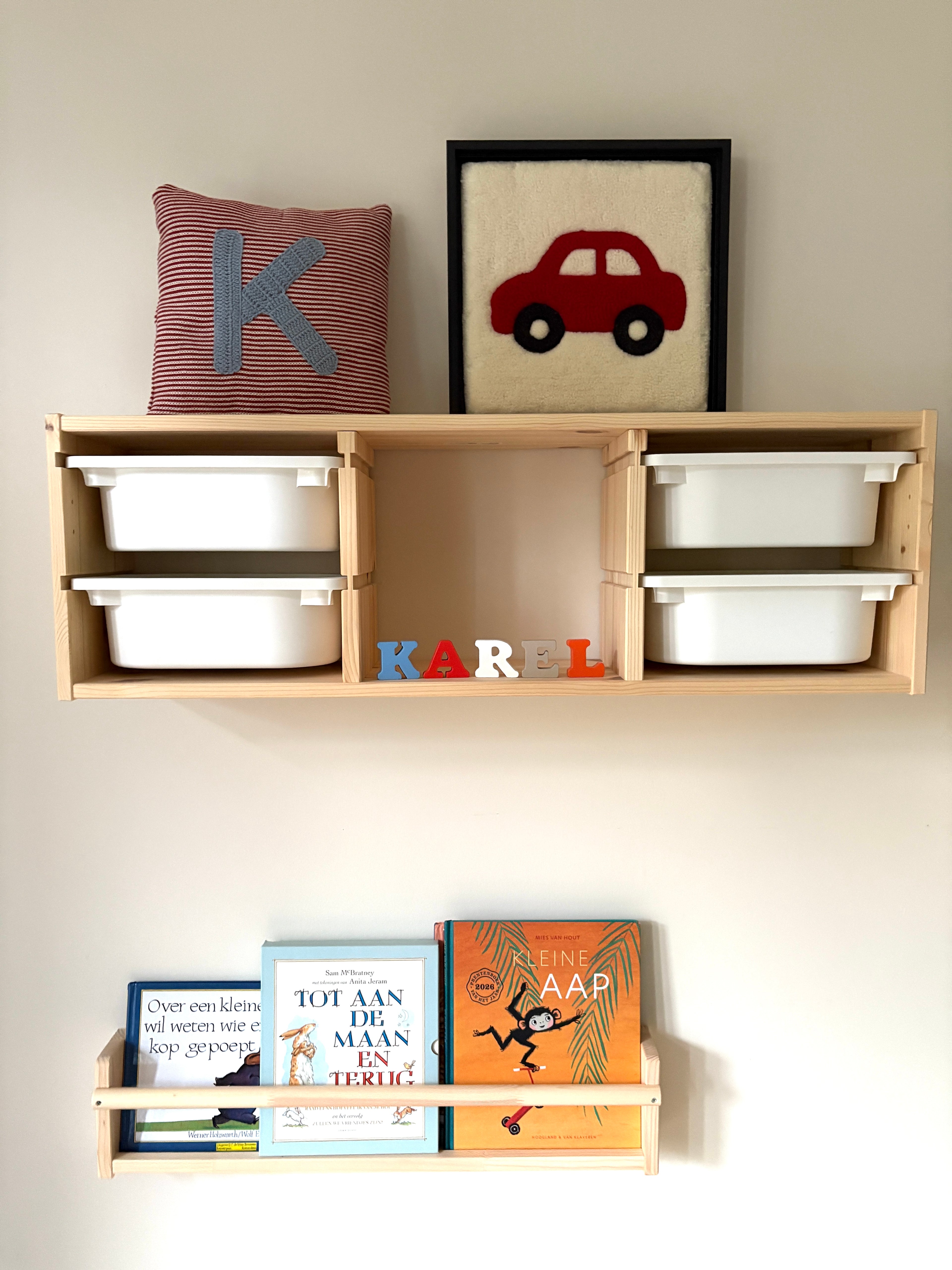 Hand-tufted wall art. Car red in wooden frame. 30x30 cm.
