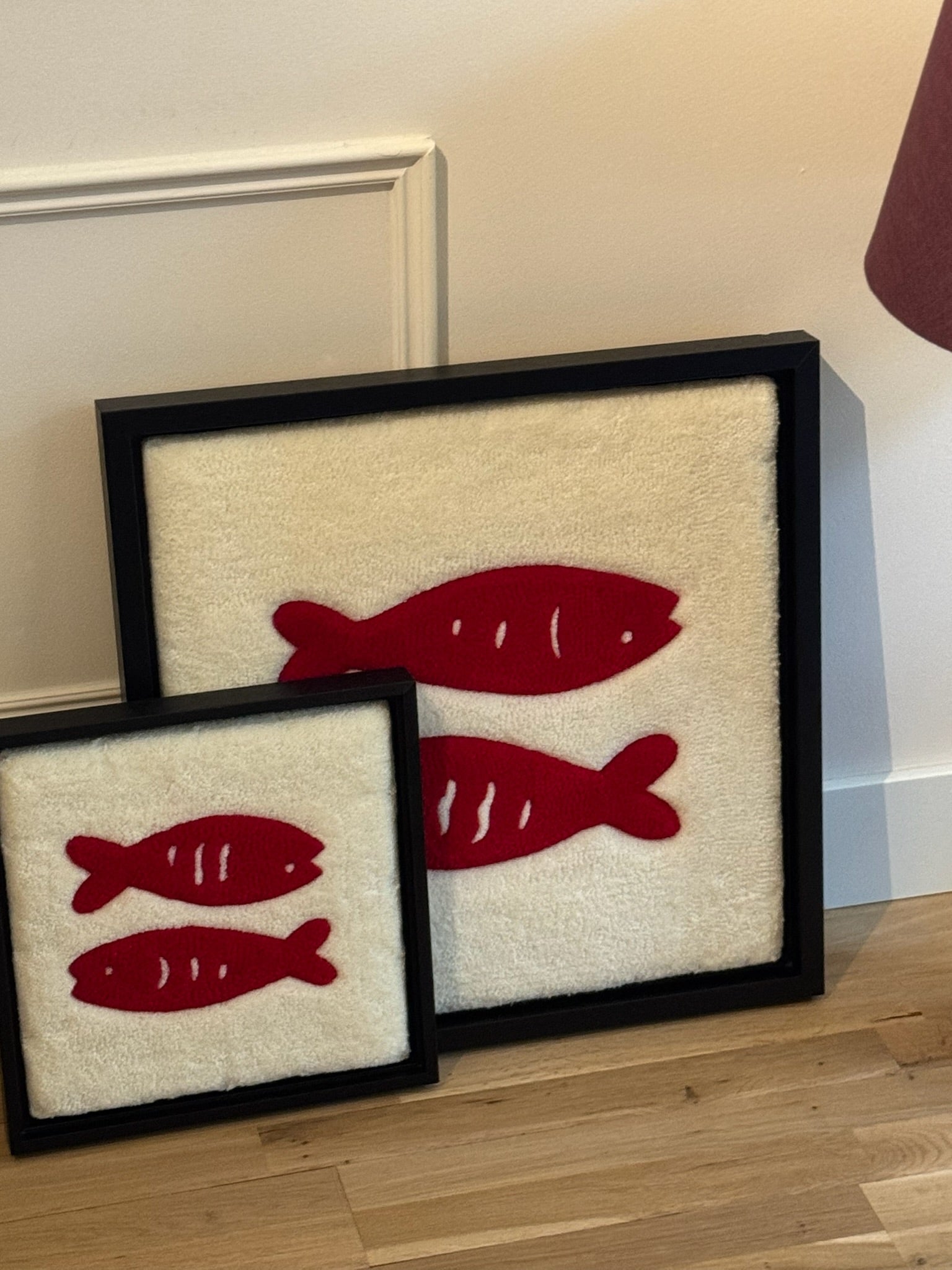 Hand-tufted wall art. Sardines red in wooden frame. 30 x 30 cm.